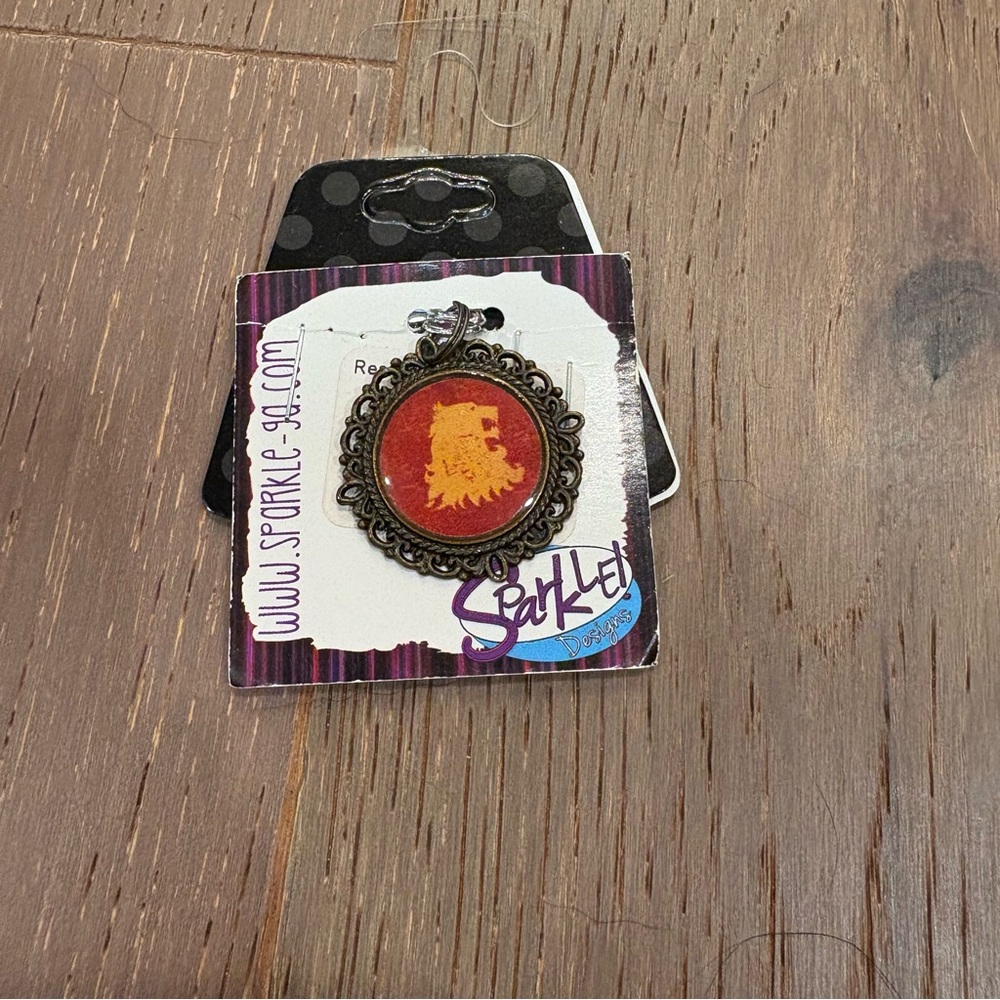 NWT Harry Potter Gryffindor Resin pendant $17 in antique-style filigree bezel - Picture 2 of 6